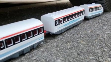 牛人把玩具火车放到车轮下，好过瘾呀，真的好减压