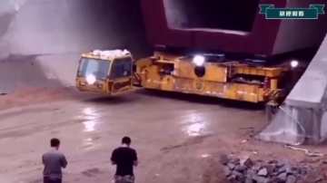 咱也不知道，驾照得是什么级别才能开这样的工程车，果然高手在民间！