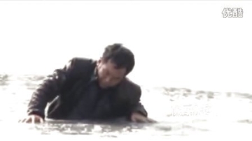 【拍客】围观冰下搜救溺亡者 为看热闹掉进冰窟窿