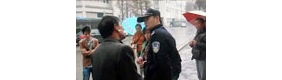 【拍客】两个男子为了"女友"而大打出手 咬下对方耳垂