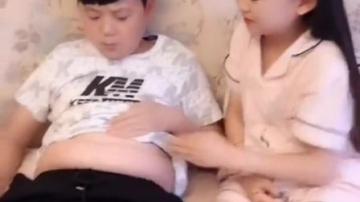 小伙吐槽自己肚子上的肥肉，接下来杨萍的反应搞笑了，网友：真逗