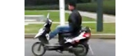 【拍客】牛人开电动车不用手 真乃神人也！