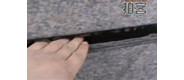 【拍客】武汉一楼房墙脚开裂20多处 最宽可伸进手掌