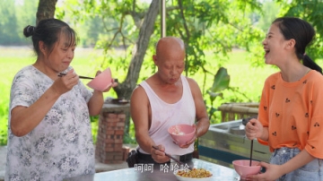 漆二娃vlog：拿点师父泡的酸豇豆做道菜试试，还没来得及告诉他