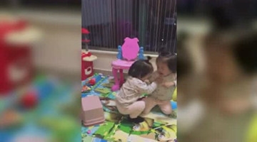 两个萌宝打架，下手好狠