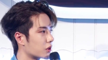 遭粉丝偶遇求签名却没带 王一博现电子签名神操作