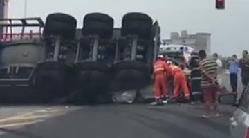 惨烈！监拍水泥槽罐车横扫路口压扁小车 多人死伤