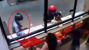 监控实拍：两男子抢劫金店，结果发生了尴尬的一幕！