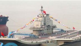 实拍中国首艘航母平台升起国旗军旗