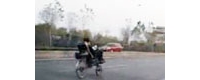 【拍客】路遇躺着骑的二轮车