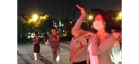 【拍客】可爱美女搞笑广场舞