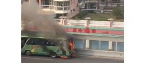 【拍客】实拍厦门一辆旅游大巴自燃