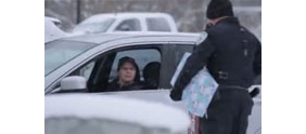 【拍客】警察假装拦车开罚单，雪中送上温馨圣诞礼物