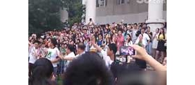 【拍客】疯狂毕业季千人狂嗨 校长 领跳小苹果！