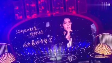 芭莎慈善夜：肖战演唱《满足》一开嗓震撼全场