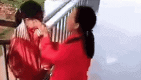 网曝云南一小学女生狂扇同校女孩20多耳光 围观者边看边笑