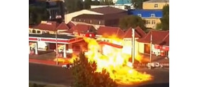 【拍客】实拍加油站发生爆炸 瞬间火海吞噬