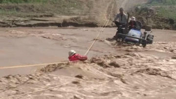 消防员被浊浪打翻仍坚持救援 被救者感动落泪