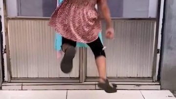 亲子游戏：萌娃后面的小裙子是你的吗