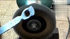 铁匠牛人现场表演钢镶铜的绝活，不懂窍门的话镶上就掉