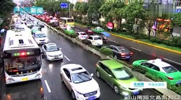 贵州警车送昏迷司机去医院，百余车主动让道