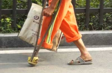 【拍客】独腿环卫工"守土尽责" 每年用坏一根拐