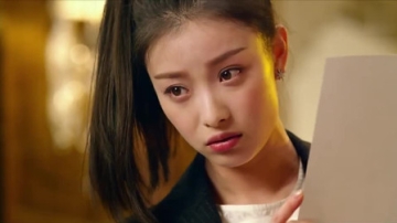 美女脚底被挠痒痒，她受不了全招了