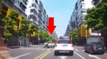 实拍女子骑车被撞 倒地后神奇后滚翻躲过一劫