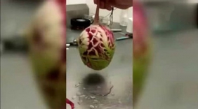 老板看了男子的刀功后 开两万工资 一刀下去后工资翻一番