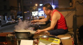 老汉摆夜宵摊专做方便面29年 年入百万