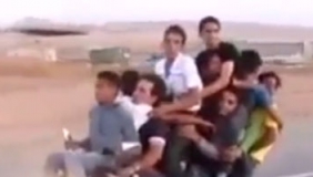 我数学不好，大家一起数数这车装了多少人？