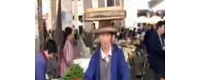 【拍客】男子骑车头顶豆腐 这是杂技吗？