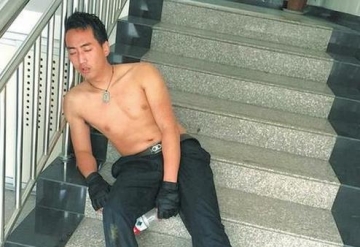 四川巡警累瘫照走红：为救轻生老太游200米耗尽体力