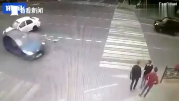 被猛烈撞飞还遭二次碾压 3高中生竟全活下来