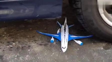 牛人驾驶小汽车碾压航空飞机玩具，看看轮子顶不顶得住！