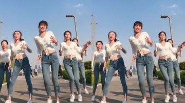 美女广场热舞《咚咚锵我的天灵灵》，众人围观，嗨到邻居怀疑人生！