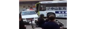 【拍客】男子劫持公交连撞20车 被警方开枪击伤后抓获