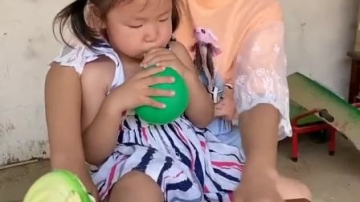 萌娃趣事：妹妹的脚怎么了