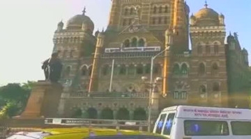 交警又出来恶搞人啦，路人吓的脸都青了.