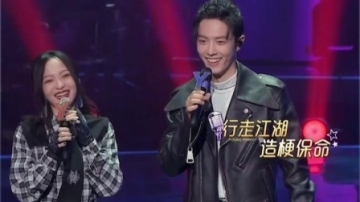 我们的歌: 肖战现场被主持人套路，直言话筒烫嘴，真是个小机灵