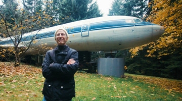 老人在飞机里住了15年