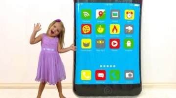 越看越奇妙，萌娃小萝莉怎么有个超大的手机？还能把披萨变大吗？