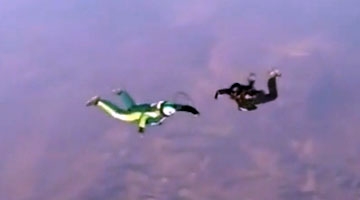 太牛掰！不带降落伞 男子从7600米高空成功跳下