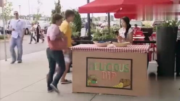 国外爆笑街头恶搞：美食怪手！