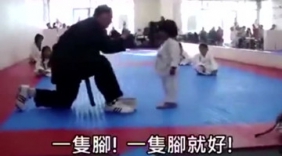 这个萌娃好可爱，居然不按套路出牌！