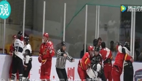 亚洲冰球联赛上，中国球员暴揍韩国球员