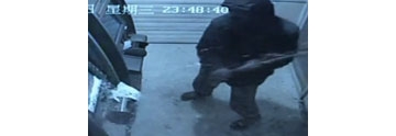 【拍客】男子手持铁棍打砸取款机民警抓捕叉制服