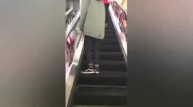 电梯恶搞路人，帅哥小心挨揍啊