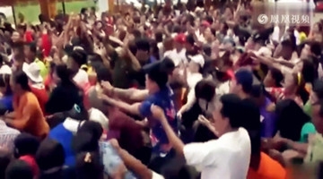 23岁官二代出家 向民众撒万元钞票