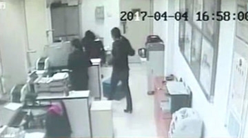 银行款箱百万巨款变白纸